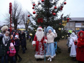 Через всю Гродненщину – в Елку. Новогодние чудеса с ёлкой, Дедом Морозом и Снегурочкой в агрогородке Елка