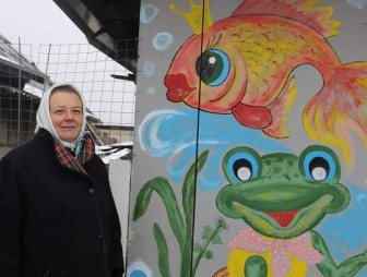 Сельское граффити. Жительница Тарново украсила стены своего дома сказочными рисунками