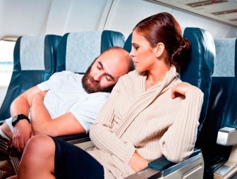Сон, фильмы и книги: названы самые популярные занятия авиапассажиров