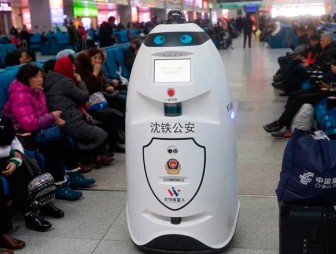 Роботы-полицейские начали патрулировать железнодорожные станции в Китае