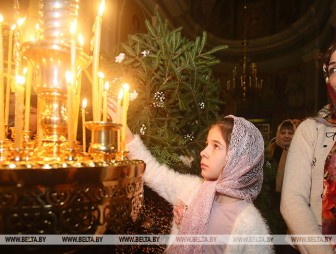 Православные верующие празднуют Рождество Христово