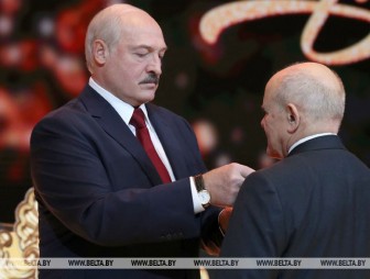 Александр Лукашенко вручил государственные награды госслужащим, артистам и журналистам