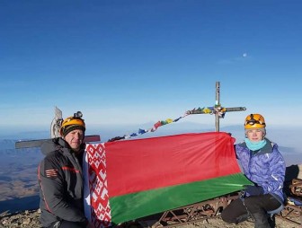 Семья из Минска поднялась с белорусским флагом на высочайший вулкан Северной Америки