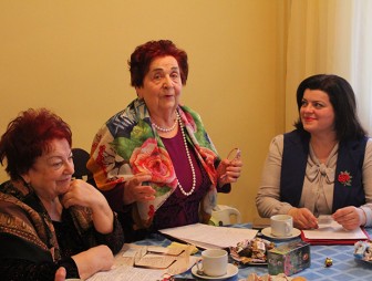 Мостовские оптимисты  собрались вместе в социальной гостиной