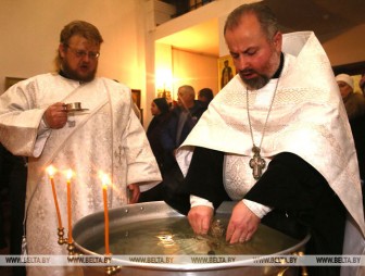 ФОТОФАКТ: Православные верующие празднуют Святое Богоявление