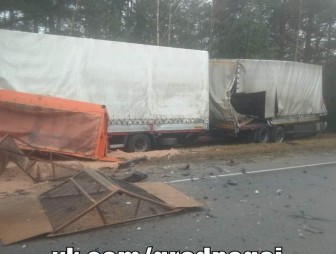 В Мостовском районе грузовик не уступил дорогу фуре. Водитель МАЗа с многочисленными травмами оказался в больнице