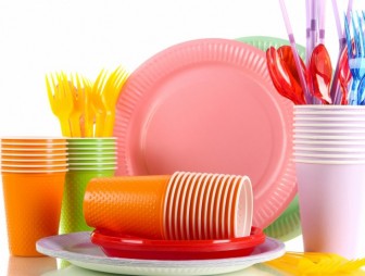 Стало известно, какую пластиковую посуду намерены запретить в ресторанах и кафе