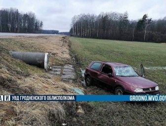 В Щучинском районе два автомобиля из-за сильного ветра оказались в кювете