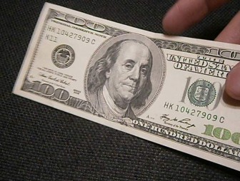 В Лиде мужчина пытался обменять в банке поддельные 100-долларовые купюры