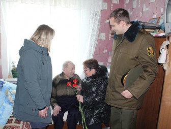 В преддверии 23 февраля мостовских ветеранов поздравили с праздником