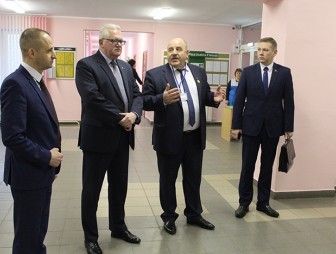 Новый спортивный инвентарь для школьников. Министр образования Беларуси Игорь Карпенко посетил Лунненскую среднюю школу