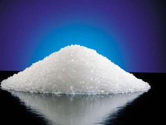 Соль — незаменимая в хозяйстве специя. Восемь лайфхаков с её использованием.