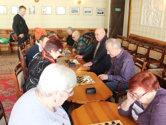 Чёрно-белый турнир: мостовские члены ОО «БелТИЗ» сыграли партии в шашки
