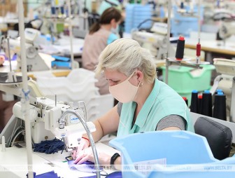 Около 100 предприятий в Беларуси переориентировались на выпуск масок