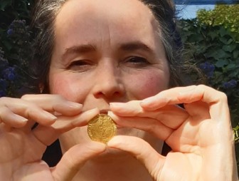 Британка нашла в своем саду монету, которой более 500 лет