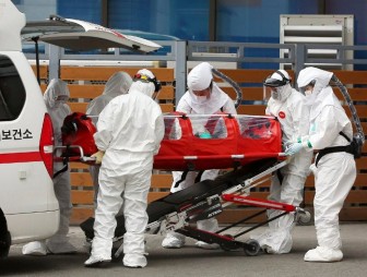 Число случаев заражения коронавирусом в мире превысило 2,3 млн