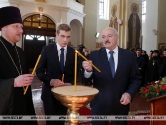 Александр Лукашенко зажег пасхальную свечу в Свято-Благовещенском храме в Малых Лядах
