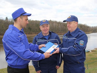 Мостовские спасатели Иван и Михаил Марчики награждены нагрудным знаком «За заслуги»