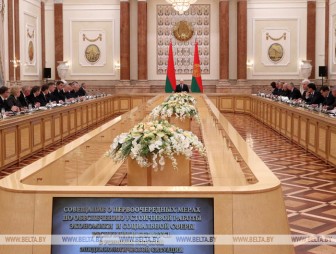У Александра Лукашенко обсуждают меры экономической и социальной поддержки в условиях коронавируса