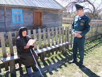 Рейдовая группа посетила Гудевичский сельсовет и напомнила его жителям правила пожарной безопасности