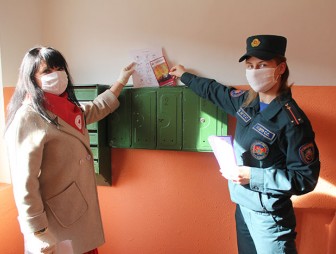 Узнайте, как волонтёры и спасатели напомнили мостовчанам правила безопасности