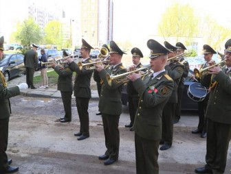 В Гродно военнослужащие 120-й гвардейской отдельной механизированной бригады поздравили ветеранов с оркестром