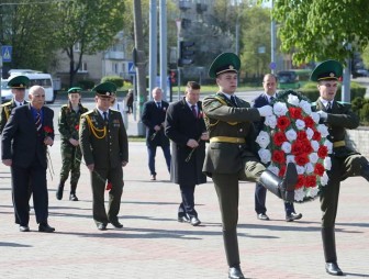 Тем, кто первым принял бой. Венки и цветы возложили 8 мая к подножию мемориала советским воинам-пограничникам в Гродно