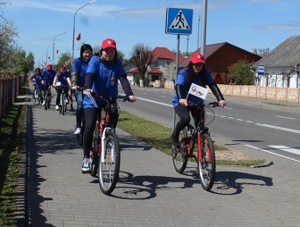 Пионеры Мостовщины организовали велопробег и поздравили ветерана Великой Отечественной войны Константина Кучуна