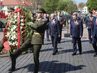 В Гродно прошла торжественная церемония возложения цветов к памятнику воинам и партизанам, погибшим в годы Великой Отечественной войны