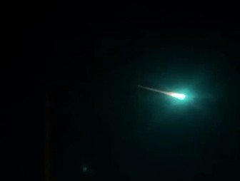 В небе над Австралией наблюдали зеленый космический объект. Что это было?