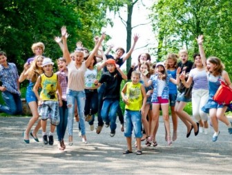 Игры во дворе и онлайн-мероприятия вместе с Мостовским центром творчества детей и молодёжи