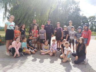 Сотрудники Мостовского отделения Департамента охраны отправились к ребятам в летние оздоровительные лагеря