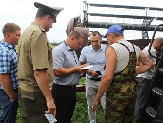 Безопасные условия труда во время жатвы: мобильный рейд прошёл на Мостовщине