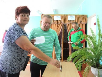 За родную  Беларусь. Активно идёт голосование на участке в агрогородке Дубно