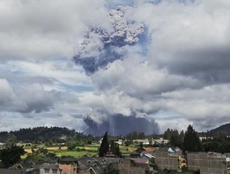 В Индонезии проснулся вулкан, столб пепла достигает 5 км