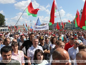 'Мы разные, но Беларусь у нас одна' - митингующие на площади Независимости в Минске приняли петицию в поддержку мира