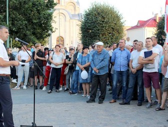 Председатель Свислочского райисполкома Александр Версоцкий встретился с участниками акции солидарности