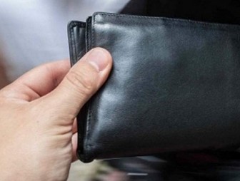 В Гродно застолье закончилось грабежом: у мужчины украли кошелек с крупной суммой денег