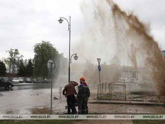 В Гродно прорвало трубу: струя воды поднималась на высоту в несколько этажей