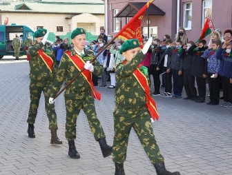 Торжественная клятва и мечта продолжить семейную традицию. Более тридцати пятиклассников СШ №3 Гродно пополнили ряды пионерской организации на территории Гродненской пограничной группы