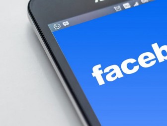 Эксперт рассказал, почему полезно удалить Facebook со смартфона