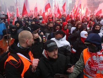 В Варшаве полиция применила газ и оружие против участников марша независимости