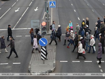 ГАИ настоятельно рекомендует пешеходам использовать в темное время суток фликеры