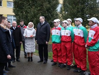 Председатель облисполкома Владимир Караник передал трактор МТЗ-3022 Скидельскому сельскохозяйственному лицею