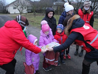 Мостовские волонтёры Красного Креста помогли Дедушке Морозу исполнить детские желания