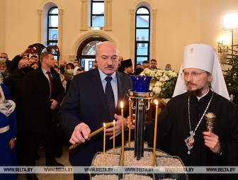 Александр Лукашенко зажег рождественскую свечу в храме Воздвижения Креста Господня