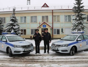 Лучшему участковому Мостовщины Руслану Стефановичу за успешное выполнение поставленных задач вручены ключи от нового служебного автомобиля