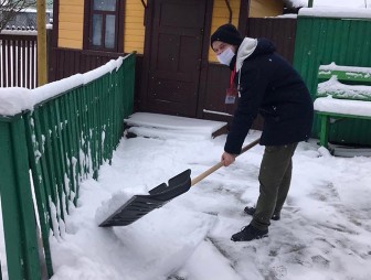 Уберём снег вместе: мостовская молодёжь активно оказывает помощь