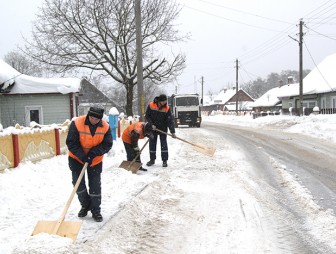 Мостовские коммунальники продолжают очищать улицы и тротуары города от снега