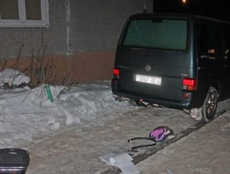 В Гродно во время ссоры женщина выбросила из окна чемодан и повредила им припаркованный внизу автомобиль